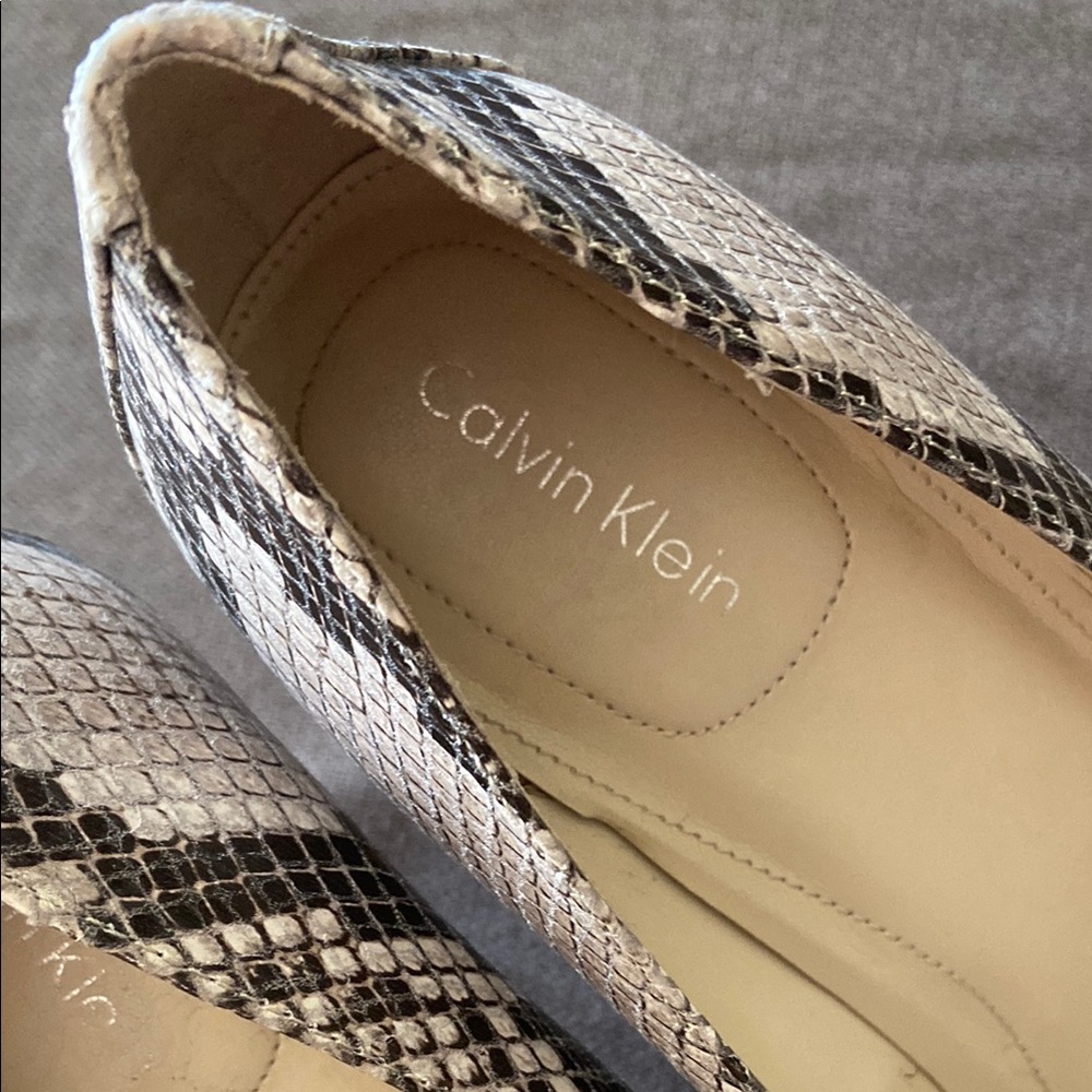New Calvin Kline leather pumps shoes neutral snake skin kitten heal - Picture 3 of 6